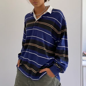 Urban Outfitters polo size L - Oversized Urban Outfitters polo shirt bought last year!😻 Still in good condition and easy to style. Size tag says M but it’s very oversized so probably closer to L!😊