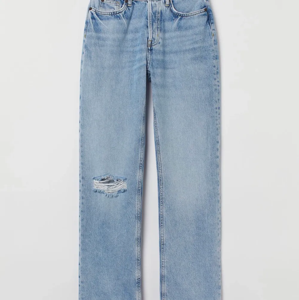 Säljer nu mina jeans från hm pga förstora. Använda 1 gång. Köparen står för frakten. . Jeans & Byxor.