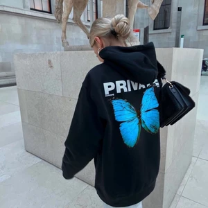 A'private hoodie - Storlek M, i jättefint skick. Knappt använd. Sitter snyggt oversize på mig som vanligtvis är en S. Nypris 1000kr.