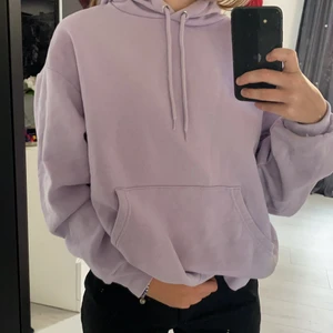 Hoodie  - Aasnygg lila hoodie från Monki i storlek S, använd 2 gånger