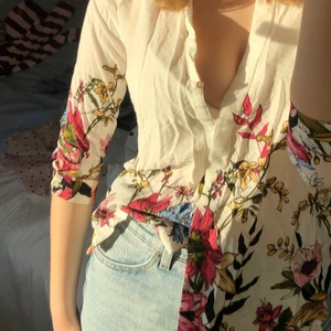 Blommig skjorta - Skjorta/blus från Stradivarius i ett supersött blommönster. Ärmarna är trekvarts skulle jag säga. Säljer pga för liten för mig💓 Storlek M men som sagt lite tajt på mig (som vanligtvis är en S) i ärmarna osv. Möts helst upp (Stockholm) men frakt kan nog lösas (köparen står isåfall för frakten)