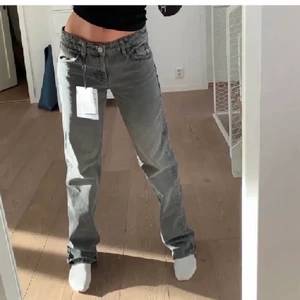 Lågmidjade jeans - Säljer dessa sååå populära zara jeans som är helt slutsålda!!! Buda i kommentarerna! Öka med minst 20kr!! EJ MIN BILD💕💕💕💕
