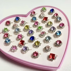 heart club’s 36 ringar/ask ♡ - 36 urgulliga och justerbara limited edition ringar som kommer i olika former som hjärtan, stjärnor, ädelstenar och blommor ! säljer inte styckvis utan priset gäller för en hel ask (hjärtformad) och frakten ligger på 30kr (vill du se detaljer så är det bara dm) ₍ᐢ.ˬ.ᐢ₎  OBS: tar endast emot swish 