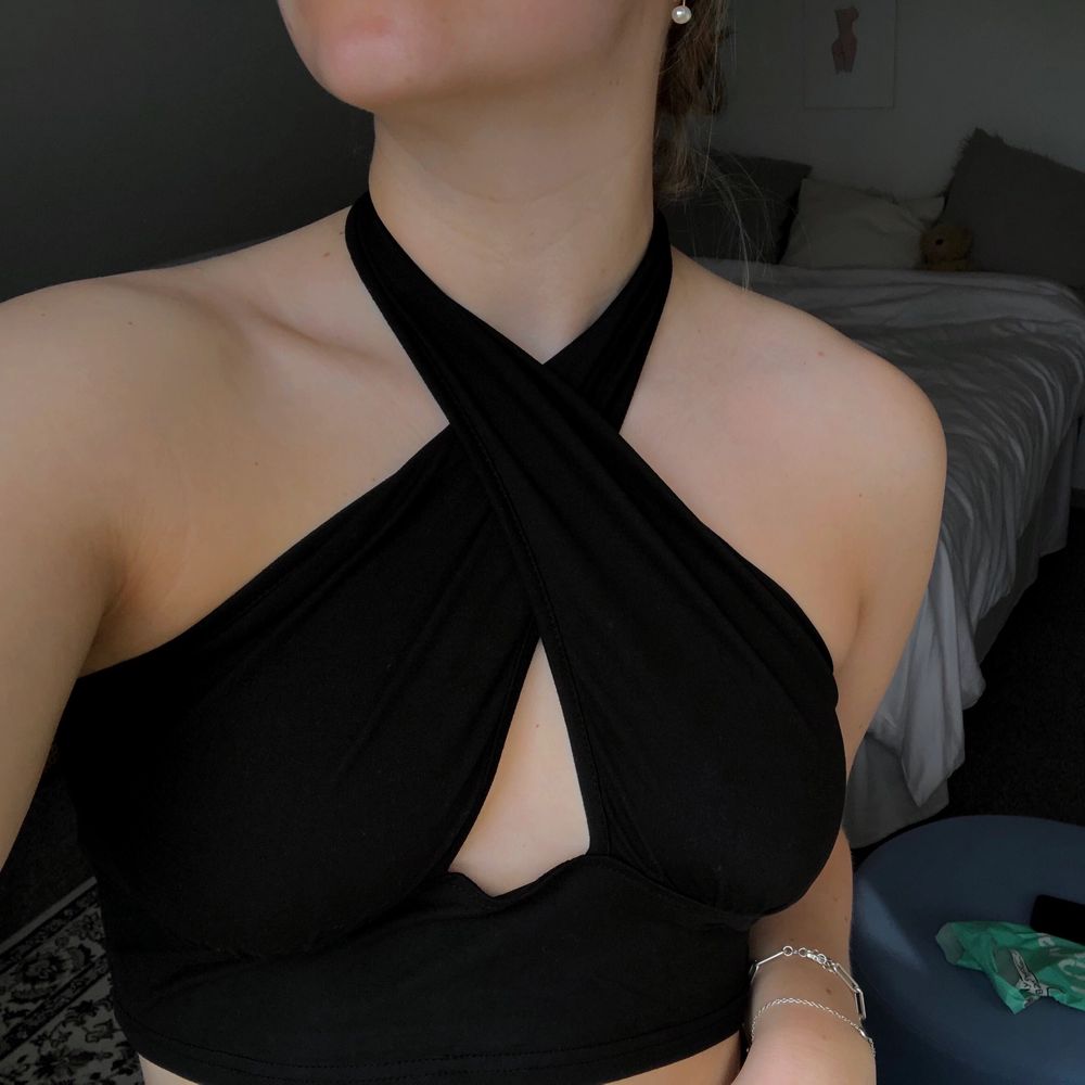 Fick hem denna igår och då den TYVÄRR inte satt som jag hade tänkt på mig säljer jag den nu;( En sjukt fin topp i den mjukaste materialet. Perfekt till sommaren!☀️ Kan bäras på en massa olika sätt och är helt öppen i ryggen🤩 Köparen står för frakt!🖤. Toppar.