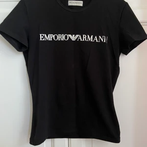Emporio Armani tshirt - Äkta emporio armani tshirt. Sitter tight på mig som har storlek S, men funkar åndå. Storlek XS. Pris kan diskuteras. Väldigt fint skick:)