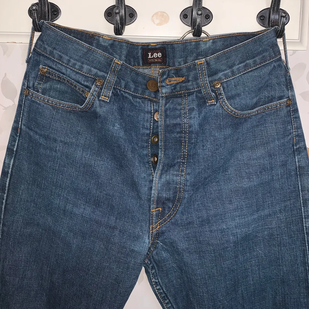 Oslitna jeans från Lee som är aningen för små på mig. Materialet har nästan ingen stretch så de sitter som bäst ifall dom är lite för stora (tror jag höhö). Synd att jag inte kan ha dem men hoppas de kommer till någon som gillar dem 🌟. Jeans & Byxor.