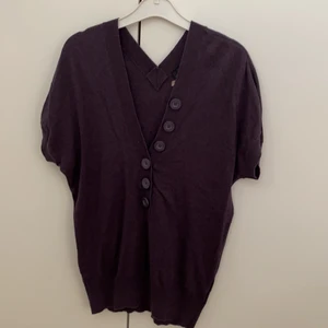 Stickad topp - Stickad topp med knappar framtill! Mycket fin mörklila färg! 
