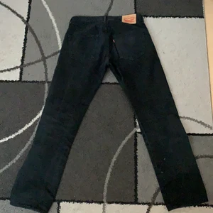 Levis 501 - Levis 501 i svart. Färgen har blivit lite urtvättad, vilket enbart gör dem snyggare. 