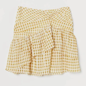 Hm kjol - Säljer denna populära och slutsålda kjol från hm⚡️ storlek 36, helt ny! Nypris: 400kr, bud: 300kr!