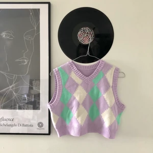 Trendig väst - Nyinköpt men inte riktigt min stil. Så fina vårfärger! Storlek S. Kan mötas i Sthlm eller Tyresö, men fraktar också! 💕