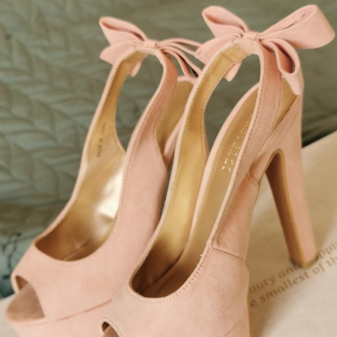 Ljusrosa sammet klackskor. 