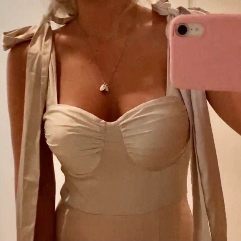 Jättefin body från märket Rare London. Säljer den pga den är lite för stor för mig :( Köpt för något år sedan men endast använd en gång. Nypris 580 kr, jag säljer den för 150. Kan hämtas i Mölndal alternativt postas om köparen betalar frakt. Storlek 40. . Toppar.
