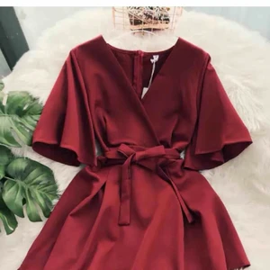 Byxdress i satin - SÅ FIN byxdress (shorts) som jag köpt här på plick (använd en gång av förra ägaren så den är i nyskick!) som jag aldrig använt då den var för kort för mig 😭😭 Sörjer SÅ att bli av med den men den är för fin för att bara ligga...! Passar XS-S! 