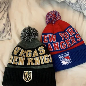 Mössor - Söta mössor, endast testade en för 170 eller båda för 300☺️ pris går att diskutera vid snabb affär