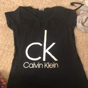 En svart Calvin Klein t-shirt 