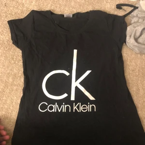 Calvin Klein  - En svart Calvin Klein t-shirt 