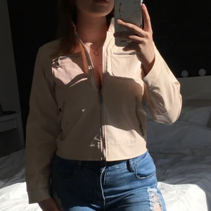 Jacka  - Snygg jacka i läderimitation! Köpte den på en secondhand, den är puderrosa men har gula missfärgningar sen tidigare. Aldrig kommit till användning🤍 Passar XS/S🤍 Kan finnas spår av katthår från dåvarande katt🤍 Tvättas och rollas innan jag skickar det🤍 Pris går att diskutera, köparen står för frakten🤍