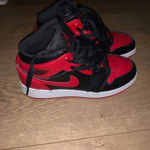 Säljer mina Nike air jordans 1 mid då dom inte kommer till mycket användning tyvärr :/ men väldigt snygga annars