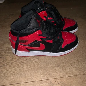 Nike air jordan - Säljer mina Nike air jordans 1 mid då dom inte kommer till mycket användning tyvärr :/ men väldigt snygga annars