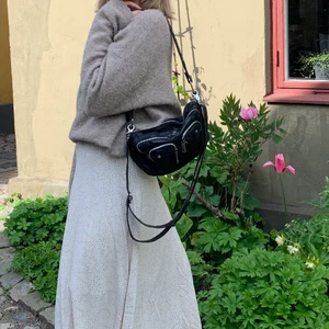 Núnoo Ellie  - Väskan Ellie från Núnoo i Washed black. Långt band som på bilden hänger ner går att ta av och är även justerbart. Nypris 1400 sek💓 Bra skick! 