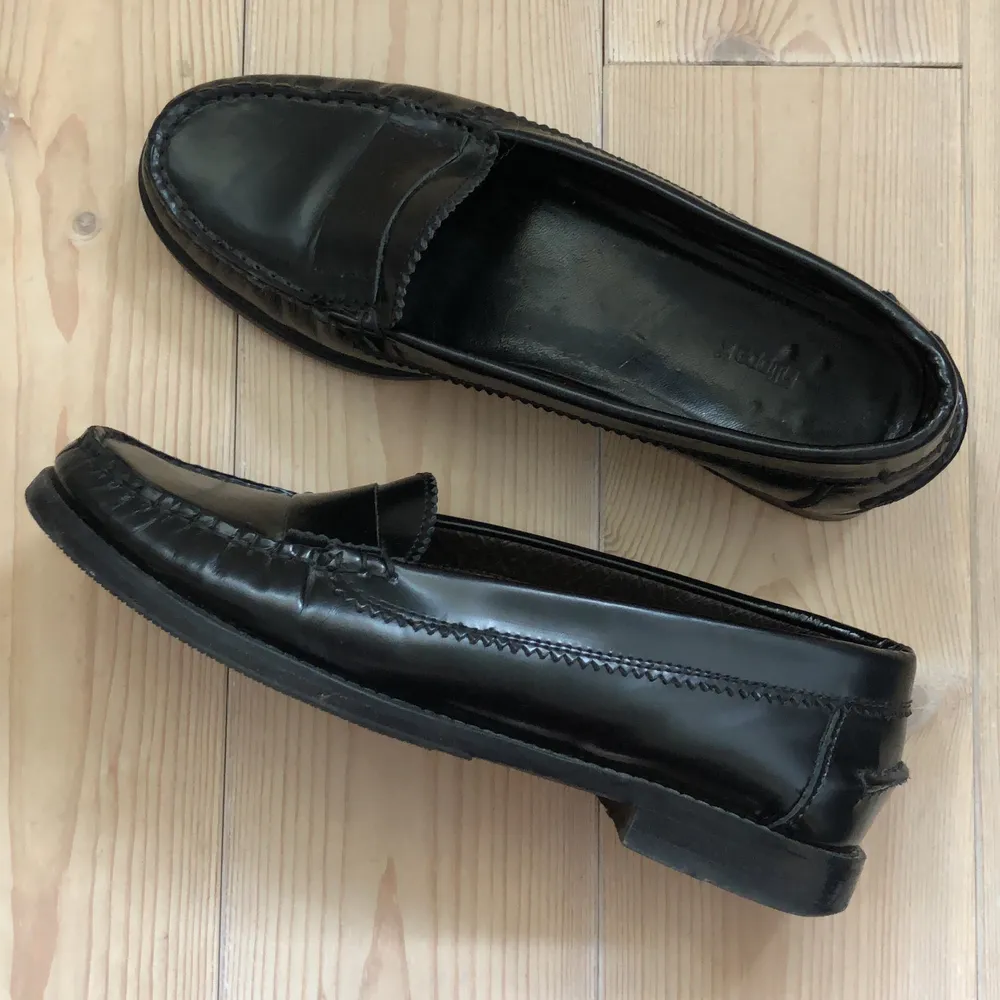 Svarta loafers i blankt skinn från Filippa K. Säljes pga för små. Bra skick!. Skor.