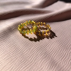 Ringar - Hemmagjorda ringar i ståltråd och glaspärlor. Säljer fler modeller! Skicka omkretsen av ditt finger, modell och färger. Frakten är inkluderat i priset!