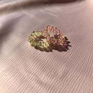 Ringar - Hemmagjorda ringar i ståltråd och glaspärlor. Säljer fler modeller! Skicka omkretsen av ditt finger, modell och färger. Frakten är inkluderat i priset!