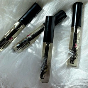 Fransserum💕 - Egentillverkat fransserum 🦋 Används för fylligare och längre fransar och ögonbryn. Går även att köpa på min Instagram by_butterflygloss. Håller mellan 3-6 månader beroende på hur flitigt det används och ger resultat efter cirka en månad. För bästa resultat ska de användas dagligen 💖 Vid produktion används uppsatt hår, plasthandskar, munskydd, spritad yta, rengjorda verktyg och tvättade tuber. Innehåll: jojobaolja, ricinolja och vitamin E olja. 💖 Hör av dig vid funderingar! Gåva medföljer vid varje köp! Frakten kostar 12kr