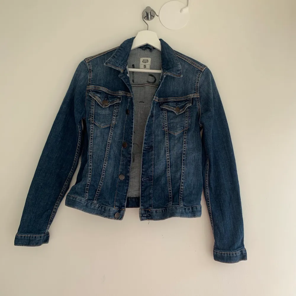 Klassisk jeans jacket som jag re designat med textilfärg. Asunik och skitcool! . Jackor.