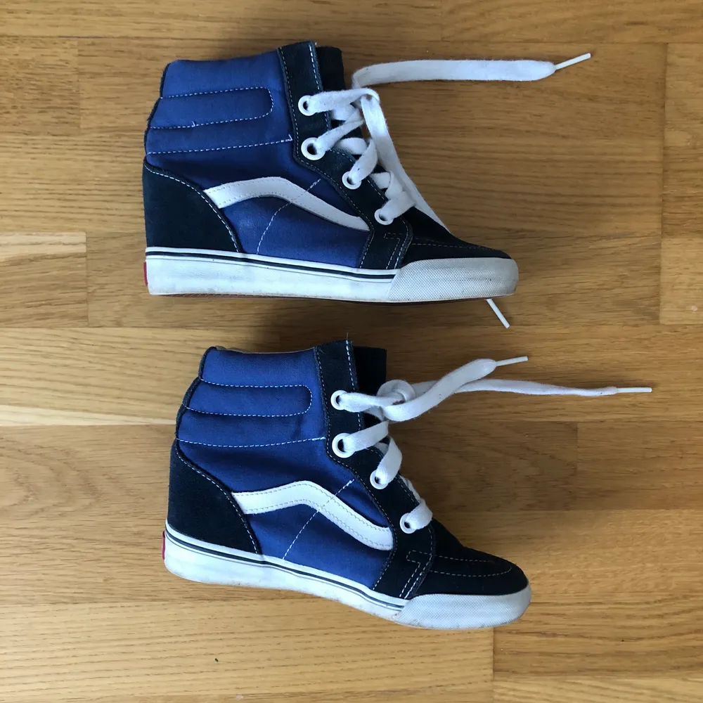 leather vans Sk8 Hi hidden wedge blue hightops. only worn a few times, basiclly in new condition. size is 37 but also fits well on 36. Skor.