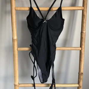 Svart baddräkt från Shein storlek M (OBS LITEN I STORLEKEN) - Baddräkt från Shein. Helt ny med skyddsplasten kvar. Endast testad. Väldigt liten i storleken. Skulle säga att den är mer som xs-s. Mindre byst är att föredra för bästa passform!
