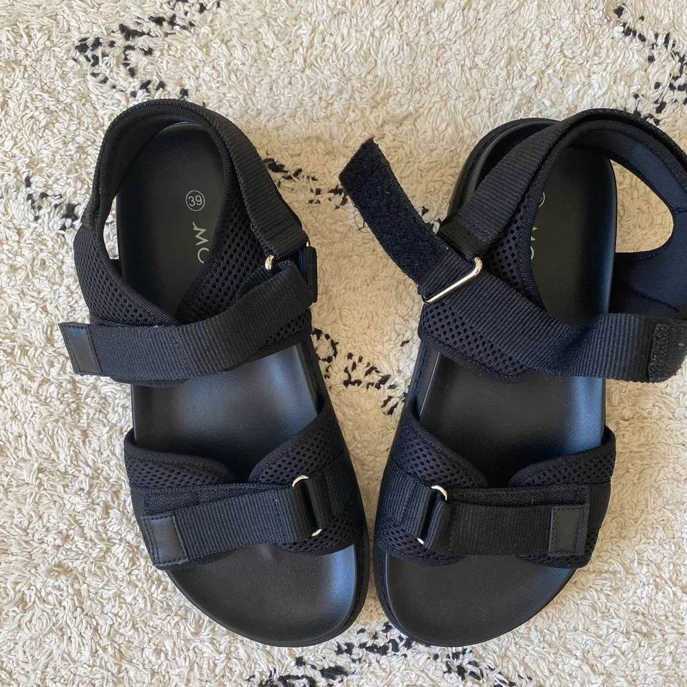 Ett par jättefina sandaler från Monki i storlek 39. Använda en gång, säljer pga att de är försmå! Passar perfekt till sommaren . Skor.