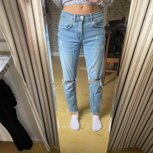  - Ljusblåa jeans från zara med slitningar. Storlek 34, mycket bra skick!