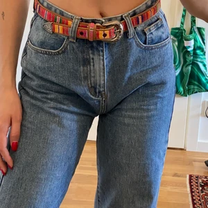 Western skärp  - Gullig färgglad skärp med western detaljer! Passar XS-S