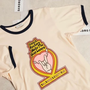 Sandro - Tshirt från populära Sandro. Helt slutsåld i butik. Aldrig använd, ny med tag. Nypris var 900kr. Köparen står för frakt 💗