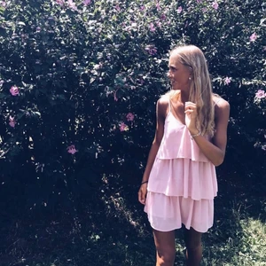 Fin volangklänning  - Säljer den här fina klänningen då den blivit för liten för mig, storlek S. Klänningen är i fint skick! Köparen står för frakt. 