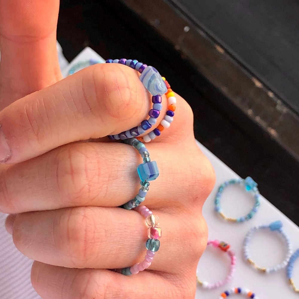 VĂ€ldigt tjusiga sommar ringar som man kan ha i alla olika tillfĂ€llen. Dem Ă€r vĂ€ldigt lĂ€tta att rulla pĂ„ och rulla av. Finns i trĂ„darna silver guld och svart. Vi costumesar gĂ€rna ifall det inte finns nĂ„gon ring i din smak!âŒïž 3 ringar för 30kr! âŒïž(Du fĂ„r alltid en extra ring pĂ„ köpet) Du fĂ„r allt du bestĂ€ller i en liten lĂ„da som passar perfekt i din brevlĂ„da đđŒ finns det ringar pĂ„ bilden du vill köpa Ă€r det bara att ringa in dem sĂ„ löser vi din bestĂ€llning đžđž mer info finns i dmđž. Accessoarer.