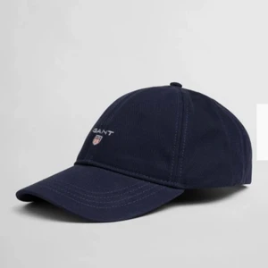 Marinblå Gant keps - En marinblå Gant keps i bomullstwill. Använd 1-2 gånger, köpt för 400kr. Säljer pga används inte☺️  Frakt 45kr