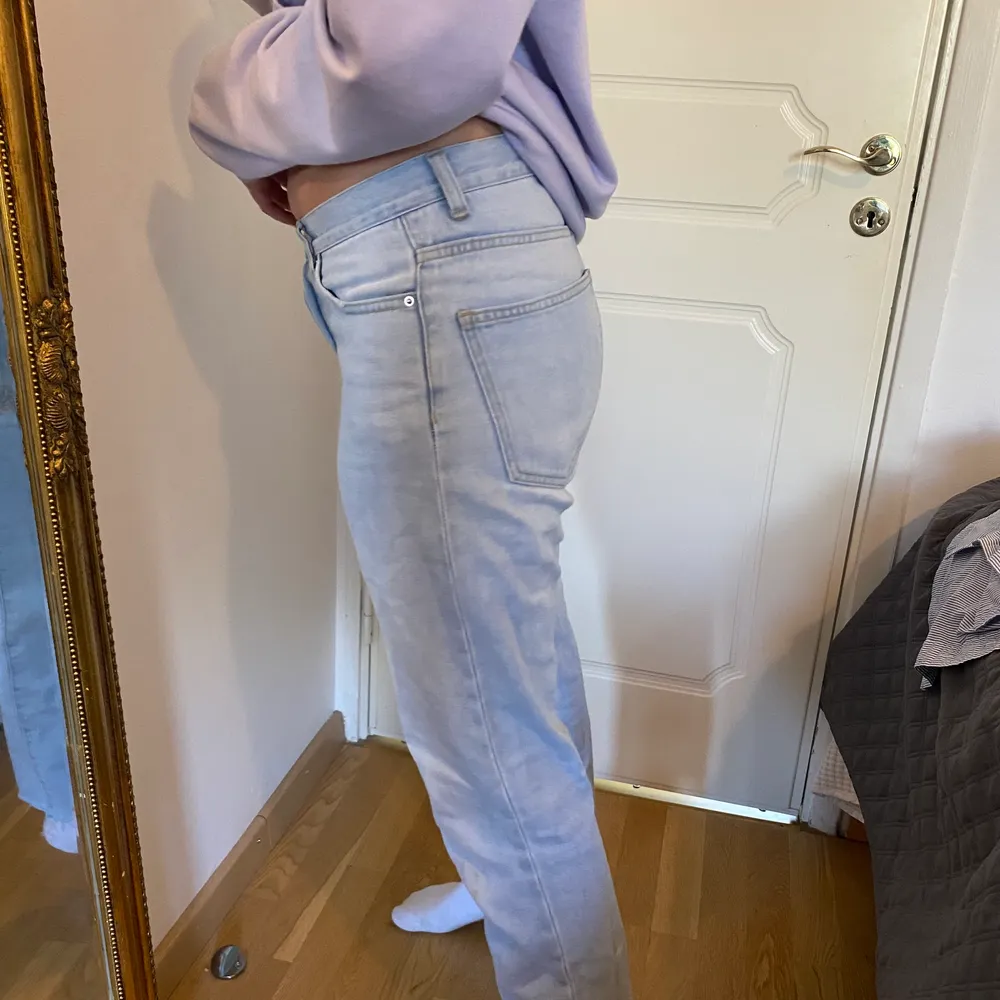 Ljusa jeans i storlek M som passar till allt. Lowrise! Dem är klippta nertill. Passar perfekt med längden upp till 165. . Jeans & Byxor.