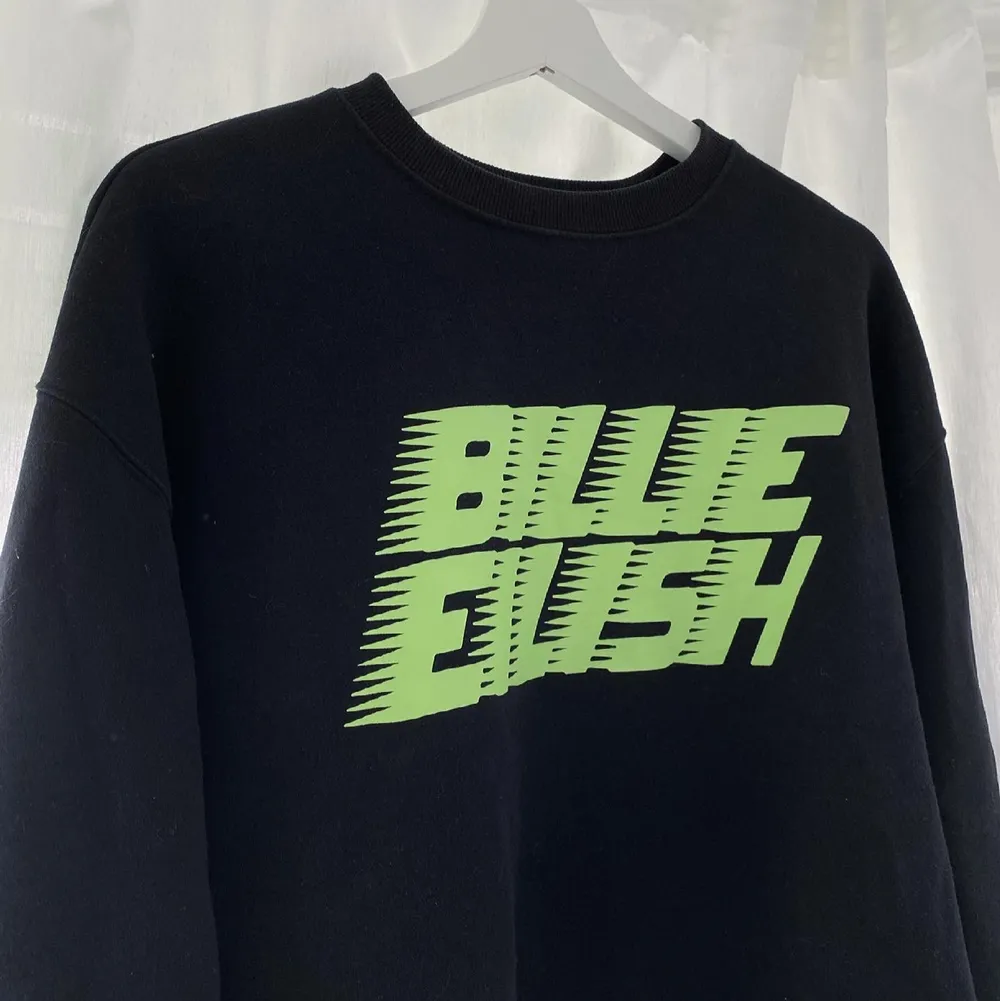 Svart Billie eilish sweatshirt 🤍 super mysig och i fint skick.  Lite oversized fit. Skicka privat vid intresse eller frågor💗. Hoodies.
