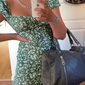 Grön sommarklänning - Så fin grön sommarklänning från Zaful!! Användes en del förra sommaren men är fortfarande i fint skick 💕 Strl S eller M men passar nog xs också då den är lite kortare - HÖGSTA BUD JUST NU: 200 kr + frakt