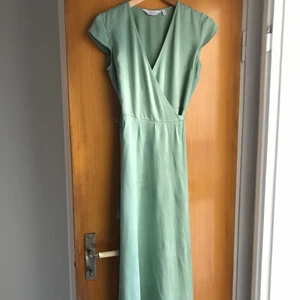 & Other stories klänning  - Otrolig pistage/turkos klänning från Other stories. Storlek 32. Jag är vanligtvis en 34 och den passar mig perfekt. Material: 57 % lyocell 43 % viscose. Den är oanvänd men tvättad och steamad en gång. Frakt tillkommer. 