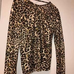 Snygg leopardtröja - Snyggaste ryggdetaljen!