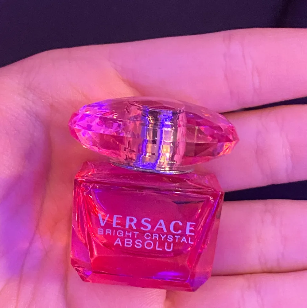Säljer denna Versace Bright Crystal Absolu EdP 5ml. Andvänd 1 gång. Säljer då den inte kommer till andvändning. Obs kommer inte i någon förpackning!. Övrigt.