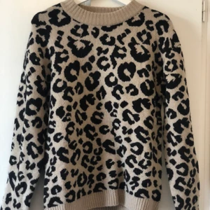 Stickad leopard tröja - Jätte snygg stickad tröja från na-kd. Använt en gång. Den är s eller xs men är väldigt strechig så den kan passa de som har S-L