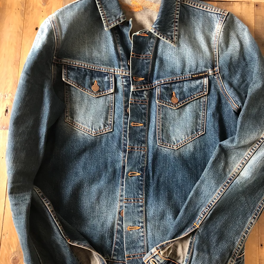 Jeansjacka från Nudie, modellen heter ”Kenny” och är i storlek S. Mycket fin och knappt använd.   Nypris 1699 :- . Jackor.