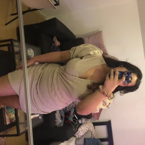 Klänning från hm  - Jag använde den på min 16 års dag men jag tycker att den är fett obekväm men du kanske gillar den. köpte den för 399