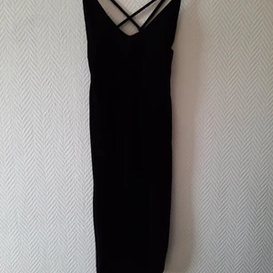 Svart långklänning  - Lång klänning som går ner till smalbenet, tajt men super rörlig. Storlek S men funkar väl för M och eventuellt L! Mjukt tyg, dunder skön att ha på! Endast användas 1 gång!!