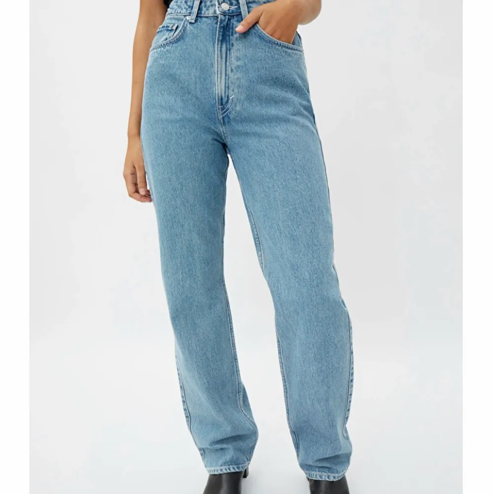 Suuuupersnygga raka jeans från weekday! Storlek 29/32 och passar bra på mig som är 172 cm. Säljer för 350 + frakt. Modellen på jeansen är row . Jeans & Byxor.