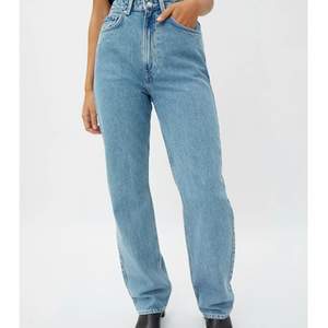 Suuuupersnygga raka jeans från weekday! Storlek 29/32 och passar bra på mig som är 172 cm. Säljer för 350 + frakt. Modellen på jeansen är row 